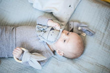Load image into Gallery viewer, Fabelab Rattle Bunny Rose
